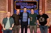 Moderator Kai Pflaume (M.) und seine Rateteam-Kapitäne Bernhard Hoëcker (l.) und Elton (r.) begrüßen in dieser Sendung den ehemaligen Ringer Frank Stäbler (2.v.l.) und den ehemaligen Gewichtheber Matthias Steiner (2.v.r.).