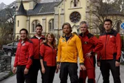 Das Team der "Bergretter" ist wieder komplett: Tobi (Markus Brandl, l.), Simon (Ferdinand Seebacher, 2.v.l.) Katharina (Luise Bähr, 3.v.l.), Rudi (Michael Pascher, r.), Michi (Robert Lohr, 2.v.r.) und Markus (Sebastian Ströbel, 3.v.r.).