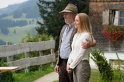 Die Heimkehrerin Lisa (Theresa Scholze) möchte ihrem Vater Lorenz Huber (Max Herbrechter) als Anwältin zu seinem Recht verhelfen.