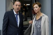 Oberst Claudia Zellner (Carin C. Tietze, r.) macht Oberst Otto Dirnberger (Dietrich Siegl, l) klar, dass es sich bei Simon Steininger um einen verdeckten Ermittler handelt.