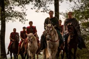 Vorne: Agrippa (Ben Batt, r.), Gaius (Matthew McNulty, 2.v.r.)
