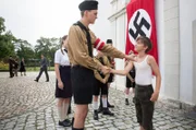 Jungenschaftsführer Rudi (Ludger Bökelmann) gratuliert Anton (Juri Gayed) – er hat die Mutprobe bestanden.
