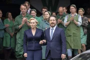 l-r: Kate Winslet als the Chancellor, Guillaume Gallienne als der Ehemann der Kanzlerin