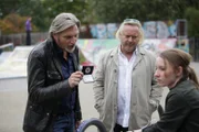 Major Carl Ribarski (Stefan Jürgens, l.) und Oberstleutnant Helmuth Nowak (Gregor Seberg, M.) befragen Eva  (Antonia Jung, r.), die Tochter von Dr. Richard Janninger, über deren Verbindung zur toten Leontina Hinteregger.