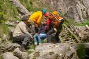 Die Bergretter Markus Kofler (Sebastian Ströbel, 2.v.l.) und Katharina Strasser (Luise Bähr, r.) helfen bei ihrem Einsatz an der Felswand Sepp Leitner (Dietrich Mattausch, l.) und seiner unter einem anaphilaktischen Schock stehenden Enkelin Leni Lindner (Sinje Irslinger, 2.v.r.).