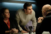 Eric Casteels (Simon Licht, r.) herablassende Art gegenüber Dörte Pfeiffer (Petra Kleinert) bringt Umut (Uğur Ekeroğlu, M.) dazu eine Ansage zu machen, die für Ordnung sorgt.
