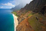 Palmen, Strand und kristallklares Wasser. Hawaii ist als irdisches Paradies bekannt. Mitten im Pazifik sind die Ursprünge der Insel-Entstehung bis heute ein Rätsel.