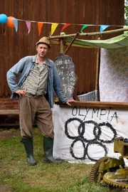 Adsche (Peter Heinrich Brix) stellt Olympia auf Büttenwarder Art vor.