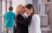 Dr. Bev Clemons (Marlee Matlin, l.) und Dr. Elizabeth Wilder (Sandra Mae Frank)