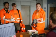 Gisela (Gisela Flake, re.) ist sauer! Auch Ralle (Jörg Hentschel) und Tarik (Aram Arami, li.) müssen beim Chef antreten.
