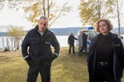 Paul Schott (Tim Wilde, l.) und Julia Demmler (Wendy Güntensperger, r.) müssen verhindern, dass aus einem inszenierten Mord ein richtiger Mord wird (mit Maximilian Dirr, h.r. und Komparse, h.l.).