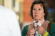 Monika Voss (Petra Kalkutschke) hat sich am Kochautomaten ihres Mannes Stefan verletzt und ist genervt von dessen Technik-Fieber.