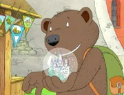 Als Tourist im Schloss Neuschwanstein ist der kleine Bär an Souvenirs besonders interessiert.