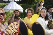 Stanley, Denny und Hunter sind dabei, als Chanice auf Bali heiratet (von li nach re: Edwin Jonker, Eva van de Wijdeven, Gina Spadaro).