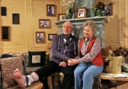 ARD STURM DER LIEBE FOLGE 1891, am Mittwoch um 15:10 Uhr im ERSTEN. Alfons (Sepp Schauer, l.) behauptet vor Hildegard (Antje Hagen, r.), dass er sich wegen seinem verletzten Knöchel schonen muss und daher den Fallschirmsprung mit ihr nicht machen kann.