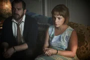 Die Eltern Joseph (Daniel Boys) und Karen Kirby (Fiona Skinner) erhalten traurige Nachrichten.