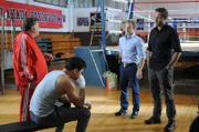 L-R: Nicky "The Kid" DeMarco ( Larry Manetti), Luke Nakano (Lewis Tan), Danny "Danno" Williams (Scott Caan) und Steve McGarrett (Alex O'Loughlin).