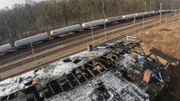 Verbranntes Gebäude neben der Bahnlinie