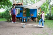 Für Bärstadts neuen Weltraumspielplatz probieren Fritz Fuchs (Guido Hammesfahr) und Elena (Mascha Schrader), wie sie die Flieh-, die Schwer- und die Anziehungskraft austricksen und nutzen können.