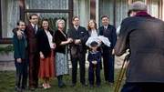 Drei Generationen der Familie Dassler (von links nach rechts): Armin (Petr Schejbal), Rudi (Hanno Koffler), Friedl (Hannah Herzsprung), Pauline (Johanna Gastdorf), Christoph (joachim Krol), Käthe (Alina Levshin) und Adi (Christian Friedel)