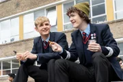 Alex Rider (Otto Farrant, l.) und Tom Harris (Brenock O'Connor, r.) genießen es, wieder Zeit miteinander zu verbringen. Doch die Euphorie hält nicht lange an.