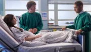 Dr. Kaminski (Udo Schenk, re.) hat keine guten Nachrichten für Laura Sonntag (Anne Werner, li.) und ihren Mann Robert (Steffen Schröder, mi.). Sowohl Laura als auch ihre kleine Tochter Malu schweben durch die Pilzvergiftung in akuter Lebensgefahr.