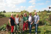 Jutta Göhner (links) präsentiert den Landfrauen Annette Aller, Saziye Diener und Helga Wisser sowie den Hobbygärtnern Hans Breisacher und Volker Conrad den Garten ihres Mannes.