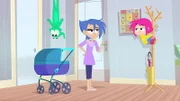 Ernest und Rebecca wollen Coralie beweisen, wie verantwortungsvoll Rebecca schon ist. Sie stibitzen ihr Handy. Und dann bittet Coralie Rebecca tatsächlich, auf das Baby aufzupassen, solange sie das Handy sucht.