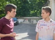 Lennard (Maximilian Braun, l.) fühlt Dominik (Yannick Rau, r.) in Sachen Beziehung auf den Zahn.