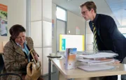 Bankberater Nikolaus Habermann (Alexander Pensel) kann seiner langjährigen Kundin Brigitte Felbers (Bettina Redlich) endlich mal eine erfreuliche Nachricht überbringen. Ihr Dauerlos hat eine beträchtliche Summe gewonnen. Doch bevor er mit ihr über mögliche Investitionen sprechen kann, bricht Brigitte zusammen.