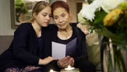 Charlotte Gauss (Ursula Karusseit, re.) und Lisa Schroth (Ella Zirzow, li.) sind in ihrer tiefen Trauer sehr berührt, wie viele Menschen an Pias Tod teilhaben.