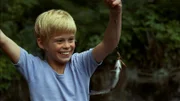 Tommy (Pär Sundberg) freut sich. Er hat einen Fisch gefangen.