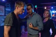 Auch Luis Schwarz (Max Kupfer, l.) ist im Besitz wertvoller Informationen. Wurde dies seinem Bruder zum Verhängnis? Christian Schubert (Simon Eckert, M.) und Kerstin Klar (Fiona Coors, r.) stellen den widerspenstigen DJ zur Rede.