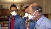 Im ganzen Haus von Bruno (re.) herscht große Feuchtigkeit und starker Schimmel- und Pilzbefall. Daher schützen sich Mauro (li.), Otto, Irmagard und Bruno mit einer Atemschutzmaske..
