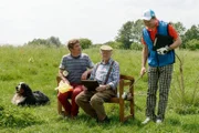 Fritz Fuchs (Guido Hammesfahr, l.) unterstützt den alten Bauern Auerbach (Carl Heinz Choinsky, M.). Der Golfspieler Tremmel (Patrick von Blume, r.) möchte seine üppig blühende Wiese in einen Golfplatz umwandeln.