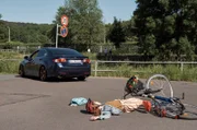 Theresa Belz (Franziska Brandmeier) hat einen Fahrrad-Unfall - sie wurde von einem getunten Auto angefahren.