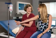 Nach einer durchzechten Nacht, versuchen sich Elly (Juliane Fisch, r.) und Julia (Mirka Pigulla, l.) im Kinikum aufzupeppeln.