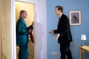 Nach Joseph Bernaus (Michael Mendl, li.) Niereninfarkt, wollte sein Freund und Kollege Götz Neumeier (Arnfried Lerche, re.) alle seine Stücke am Theater übernehmen. Doch Götz hat festgestellt, dass er dem nicht gewachsen ist. Nicht ohne Grund ist Bernau der Star und Götz der ewig Zweite. Doch ohne eine Zweitbesetzung werden die Stücke vom Spielplan genommen. Bernau verlangt regelrecht von Götz, endlich mal Rückgrat zu zeigen, was habe er denn zu verlieren - das ist seine Chance!