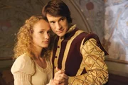 Marie (Marie-Christine Friedrich) und der König (Sebastian Fischer) wollen ihr Kind auf keinen Fall dem Rumpelstilzchen überlassen.
