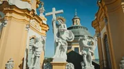 Heiligenstatue auf den Kirchtürmen von Stift Melk.
