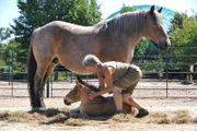Tierpflegerin Marina Fanke mit Stute Erna und Fohlen Severin.