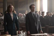 l-r: Juliet Rylance als Della Street , Perry Mason als Matthew Rhys