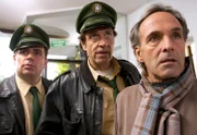 Rainer Boll (Holger Gotha, rechts) versucht Staller (Helmfried von Lüttichau, Mitte) und Riedl (Paul Seldlmeier) abzuwimmeln. Als er die Türe schließen will, erblicken die beiden ihren Polizeichef Girwidz, der eigentlich auf einer Polizeifortbildung sein sollte.