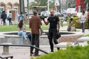 L - R:  Saint (Carl Lumbly) und Sergeant Daniel 'Hondo' Harrelson (Shemar Moore)