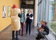Dominik (Yannick Rau) staunt nicht schlecht, als auf einmal ein Hot Dog vor ihm steht.