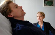 ARD/MDR IN ALLER FREUNDSCHAFT FOLGE 837 , "Fürchtet euch nicht!", am Dienstag um 21:00 Uhr im ERSTEN. Julian Kessler (Johannes Heinrichs) hat erfahren, dass die Beerdigung von Jenne Derbeck am Morgen war. Ihm ist bewusst, dass Jenne sein Leben für ihn geopfert hat. Julians Freundin Sandra (Barbara Prakopenka) versucht, ihm diese Gedanken auszureden - es war ein Unfall, an dem Julian keine Schuld trägt. Doch Julian hakt ein: Was, wenn doch? Der Ohnmachtsunfall war nicht sein erster und er ist trotzdem mit dem Auto gefahren.