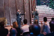 Die Schauspielerin Nilam Farooq (r.) überrascht Moderator Edin Hasanovic (l.) in der Geburtstagsausgabe seiner ZDFneo-Show "Edins Neo Night".