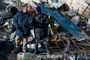 Al Dickinson (played by Kurt Logan) consults with a fellow investigator at the site of the crash of United Express 6291.