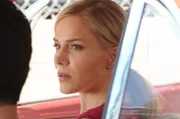 Hilft Chin dabei, eine Reihe blutiger Morde an chinesischen Waffenhändlern aufzuklären: Inspector Abby Dunn (Julie Benz) ...
