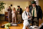 Dr. Anja Licht (Karin Thaler, 2 von rechts) erkundigt sich bei Staller (Helmfried von Lüttichau, rechts) nach Hubert. Dieser muss im Revier Polizeirat Girwidz vertreten. Währenddessen schreibt Riedl (Paul Sedlmeier, Mitte) auf, was Rainer (Holger Gotha) und Monika Boll (Marita Marschall) über den Toten (Komparse) wissen.